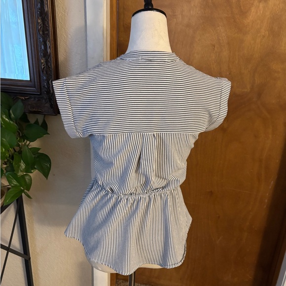 Peplum top
Women’s size Medium - Picture 5 of 10